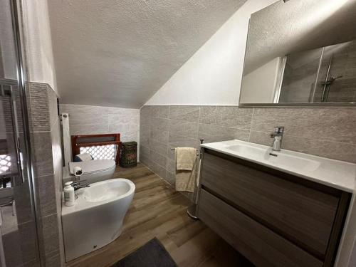 y baño con lavabo y aseo. en Nido Marino in Versilia, en Cinquale