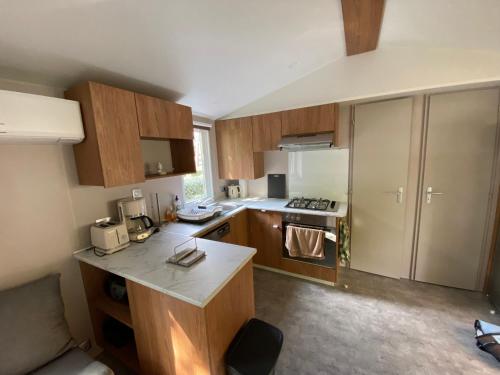 A kitchen or kitchenette at Mobilhome grand standing 2 Ch 2 Sde 2 WC