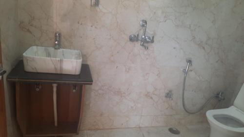 bagno con doccia, lavandino e servizi igienici di GANGA VATIKA a Varanasi