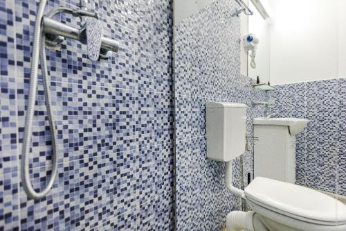 a bathroom with a toilet and a shower at Pensiunea Decebal Resort - Cazanele Dunarii in Dubova