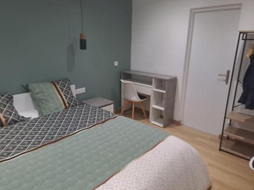 - une chambre avec un lit et un bureau dans l'établissement T2 Tom Krist. / Circuit 24h / Oasis /Antares, au Mans