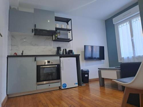 ルマンにあるT2 Tom Krist. / Circuit 24h / Oasis /Antaresのキッチン(冷蔵庫、テーブル付)