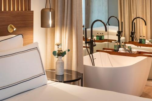 una camera con letto e tavolo con computer portatile di Meliá Granada a Granada