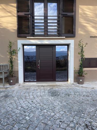 un edificio con una puerta y un banco delante de él en La casa de lu Barone, en San Demetrio neʼ Vestini
