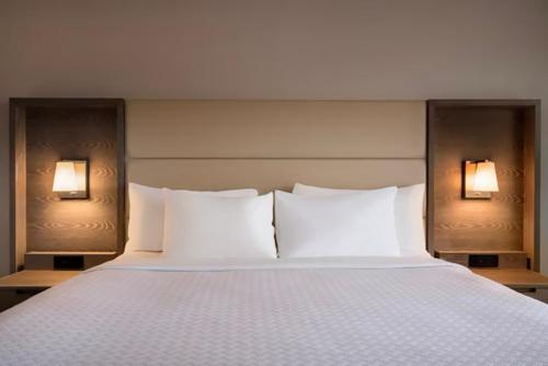 Un dormitorio con una cama con dos luces. en Crowne Plaza Englewood, an IHG Hotel en Englewood