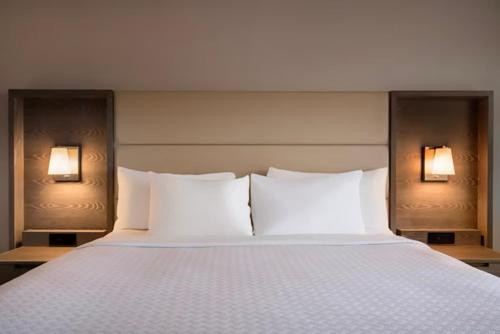 Postel nebo postele na pokoji v ubytování Crowne Plaza Englewood by IHG