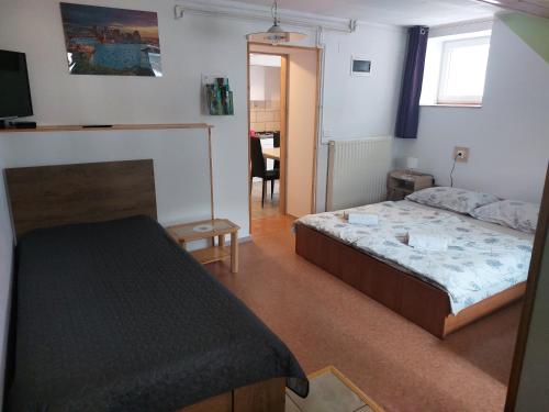 Postel nebo postele na pokoji v ubytování Apartment Carli-Jurč