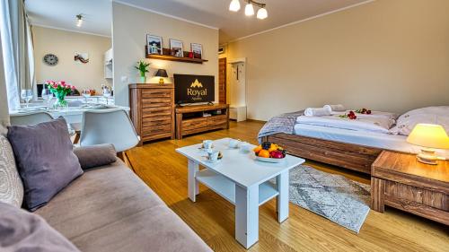 Schlafzimmer mit einem Bett und einem weißen Tisch in der Unterkunft ROYAL APARTS Apartament Górski Bawaria III in Szklarska Poręba