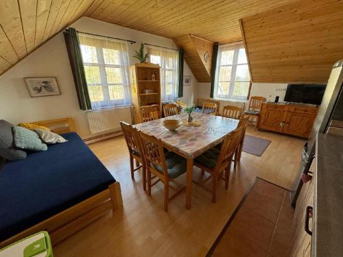 kuchnia i jadalnia ze stołem i krzesłami w obiekcie Apartmány Srub Jenišov w mieście Horní Planá