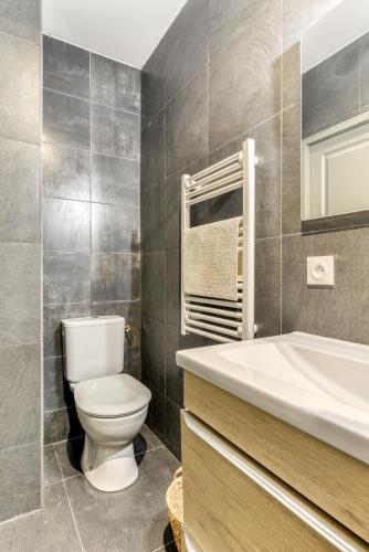 a bathroom with a toilet and a sink at le maquens - parking gratuit - wifi - netflix in Carcassonne