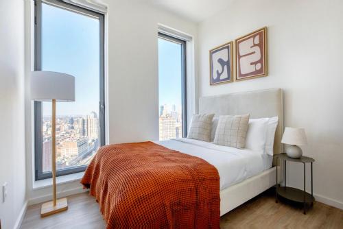 een slaapkamer met een bed en een groot raam bij Blueground Clinton Hill gym elevator laundry NYC-1466 in Brooklyn