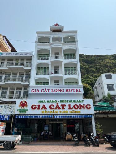 duży biały budynek z tabliczką dla hotelu dla kotów w obiekcie Gia Cat Long Hotel And Travel w Hajfong
