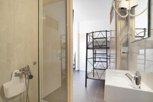 y baño con ducha y lavabo blanco. en Iguana studio 4, en Preveza