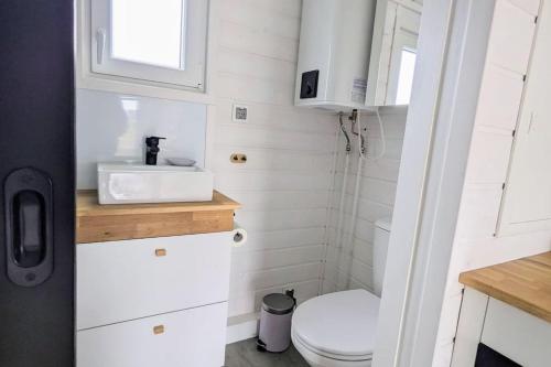 Ένα μπάνιο στο Tiny House Mila