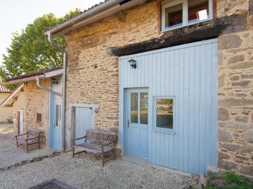 サン・レオナール・ド・ノブラにあるComfortable and cozy cottage with large terraceの青いドア付きガレージ