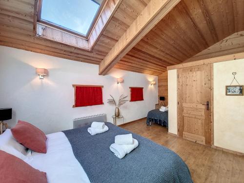 une chambre avec un grand lit et une fenêtre dans l'établissement Chez Claudius- appartement-10 pers-proche piste, aux Gets