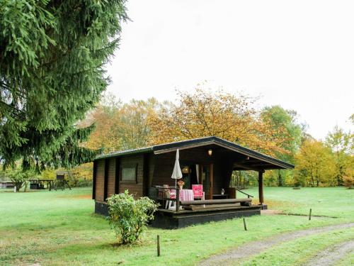 En hage utenfor Cozy holiday home on a horse farm in the L neburg Heath