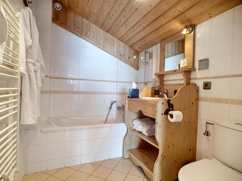 une salle de bain avec une baignoire, des toilettes et un lavabo dans l'établissement Chez Claudius- appartement-10 pers-proche piste, aux Gets