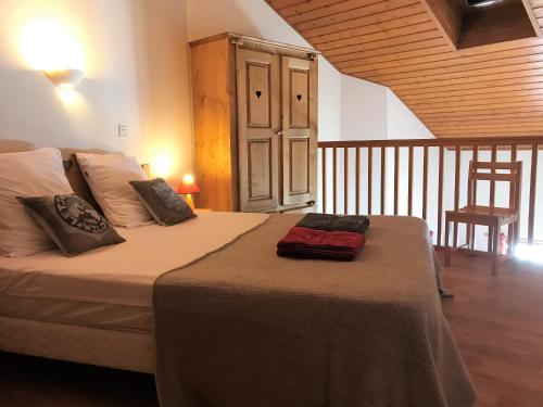 - une chambre avec un lit doté d'un sac rouge dans l'établissement Le Moabi- appartement- 4pers-centre station, aux Gets