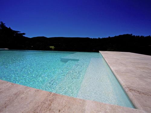 Martres-Tolosane的住宿－Luxury villa in Provence with a private pool，清澈 ⁇ 蓝的海水游泳池