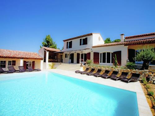 Martres-Tolosane的住宿－Luxury villa in Provence with a private pool，房屋前的游泳池