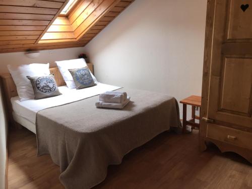 - une chambre avec un lit et une boîte dans l'établissement Le Lion dor 2- appartement- 4pers - centre statio, aux Gets