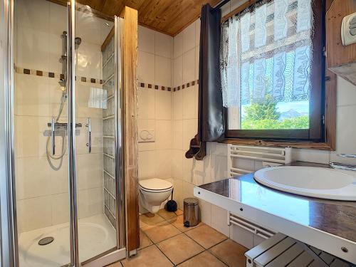 une salle de bain avec une douche, un lavabo et des toilettes dans l'établissement Rossin - appartement - 8 pers - ski-in-out, aux Gets