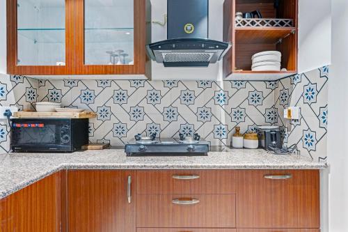 SaffronStays Wilbury Homes - The Cheese Villaにあるキッチンまたは簡易キッチン