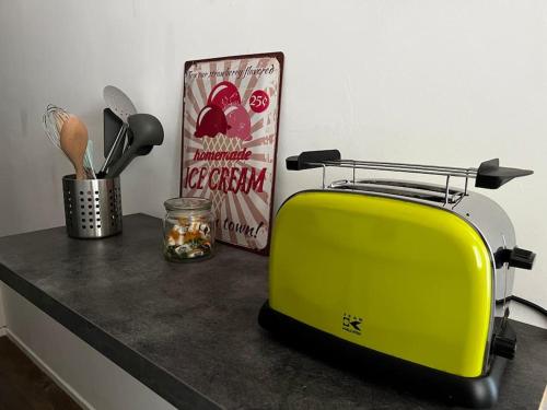 einem gelben Toaster auf einer Theke in der Unterkunft F2 bord d’allier avec jardin clos in Moulins