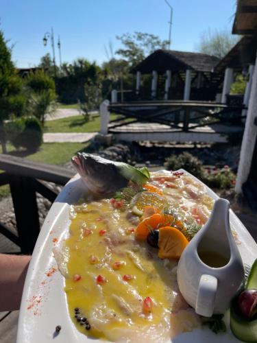 um prato de comida sentado numa mesa em Agroturizem Eldi em Fier