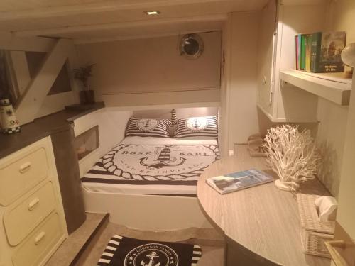 Kleines Zimmer mit einem Bett und einem Tisch in der Unterkunft Santa-Giulia in Propriano