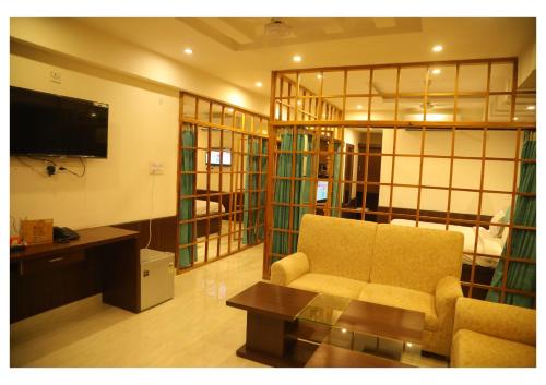 Hotel Ganga Aatitheyamにあるテレビまたはエンターテインメントセンター