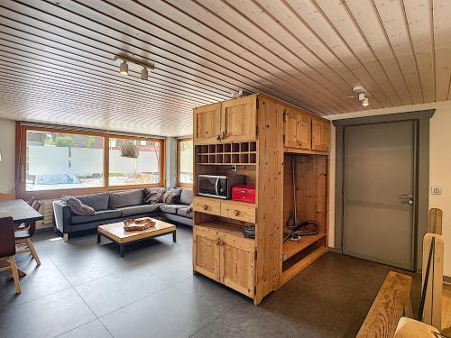 un salon avec un canapé et une table dans l'établissement Mont Caly - appartement - 8 pers - centre, aux Gets