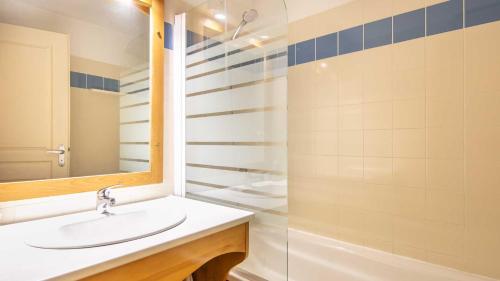 W łazience znajduje się umywalka i prysznic. w obiekcie ASTERS -A05- Studio lumineux 4-6 pers w mieście Chamrousse