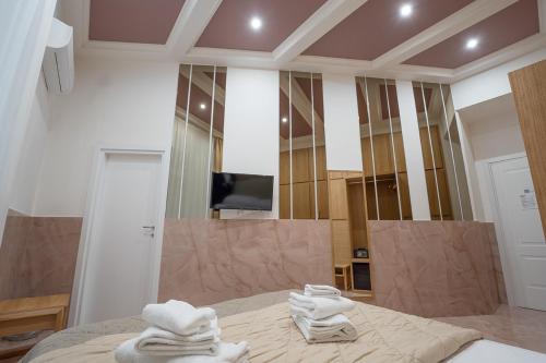 Postel nebo postele na pokoji v ubytování GreRos H. Rooms Napoli Centro by Clapa Group Dislocated Hospitality