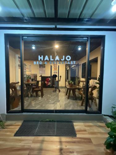 ein großes Fenster eines Restaurants mit einem Tisch in der Unterkunft Halajo bnb transient in Laoag