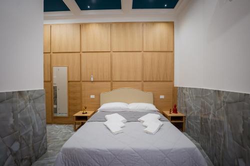 Postel nebo postele na pokoji v ubytování GreRos H. Rooms Napoli Centro by Clapa Group Dislocated Hospitality