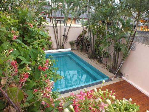una piscina en un jardín con plantas en A tropical paradise; stunning house, pool, garden, en Wattala