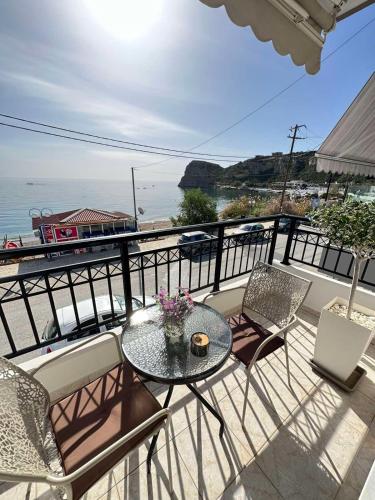 balcone con tavolo, sedie e vista sull'oceano di Orfeas Sea View House a Archangelos