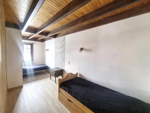 une chambre avec un lit et un bureau dans une pièce dans l'établissement Cornuts 3 - appartement - 7pers, aux Gets