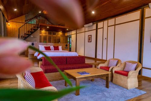 Cette chambre comprend un lit, un canapé et une table. dans l'établissement Eagle's Nest, à Bhurtuk