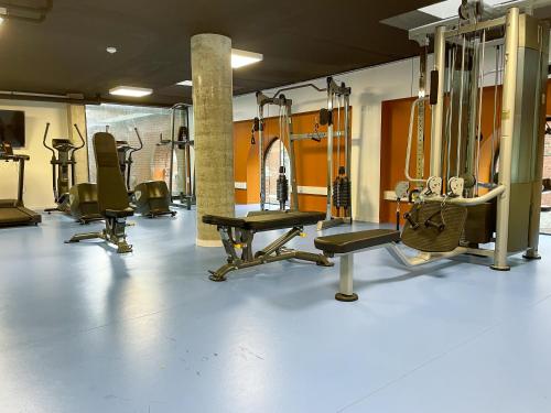 un gimnasio con varios equipos de ejercicio en una habitación en ART'CAMPUS PLAINE IMAGES en Roubaix