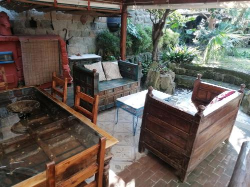 eine Terrasse mit einem Haufen Stühle und einem Tisch in der Unterkunft Dimora Coloniale B&B in Ischia