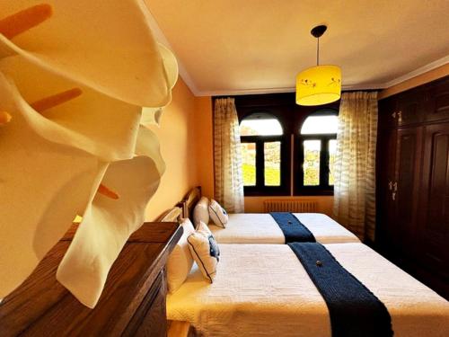um quarto com 2 camas e uma janela em Holibai, Vila Arume, Sofisticación y Confort cerca de Baiona em Pontevedra