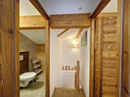 La salle de bains est pourvue de toilettes et de 2 lavabos. dans l'établissement Bois de Chene - appartement - 6pers- proche centre, aux Gets