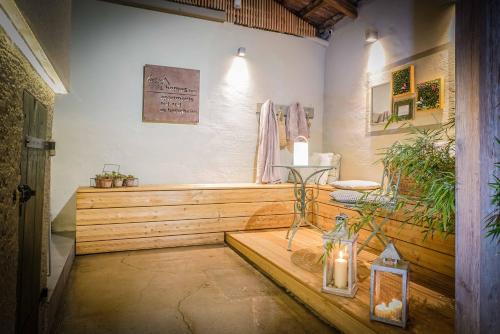 een kamer met een bad met planten en kaarsen bij Besighomes Apartment Loft in Besigheim