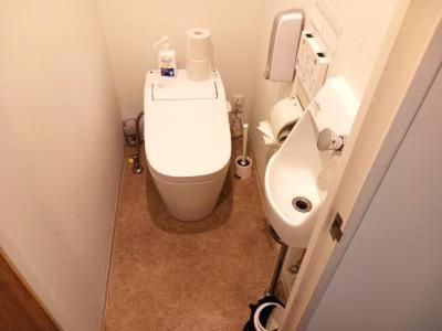 a small bathroom with a toilet and a sink at Guesthouse Banvina in Kagoshima