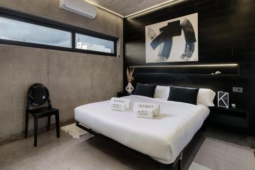 Un dormitorio con una gran cama blanca y una ventana en Karat Atelier de la vega, en Playa Paraiso
