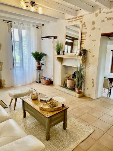 un salon avec un canapé et une table dans l'établissement MAT TRANG, à Mars-sur-Allier