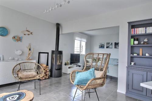 un salon avec deux chaises et une cheminée dans l'établissement le toul braz, à Saint-Gildas-de-Rhuys